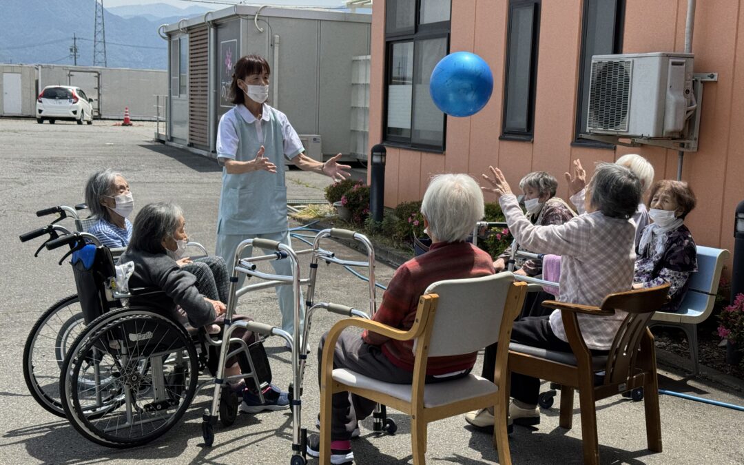みんなで取り組む機能訓練の様子